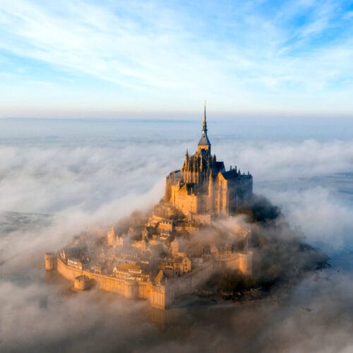 Mont Saint-Michel émergeant de la brume
