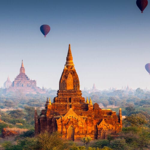 Temples de Bagan au lever du soleil