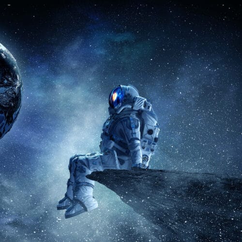 Astronaute contemplant l'infini