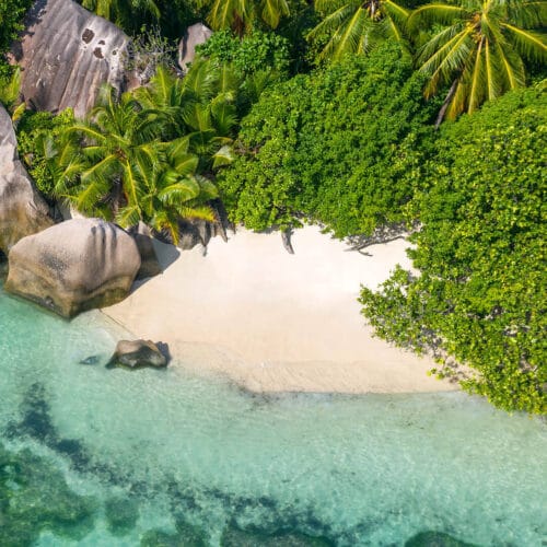 Plage tropicale isolée