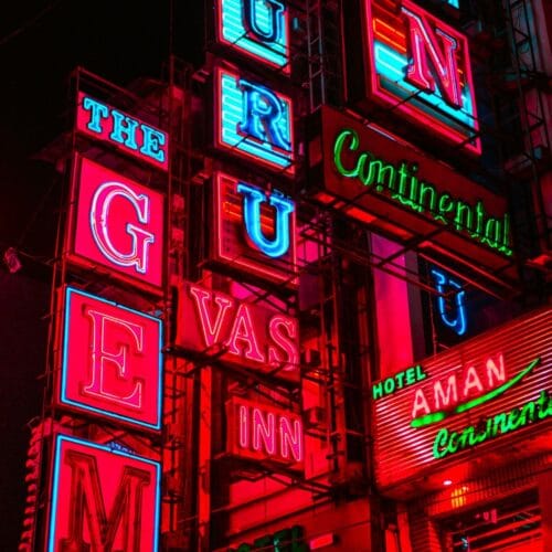 Néons lumineux dans la nuit
