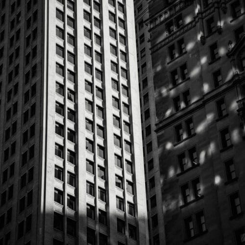Immeubles modernes en noir et blanc