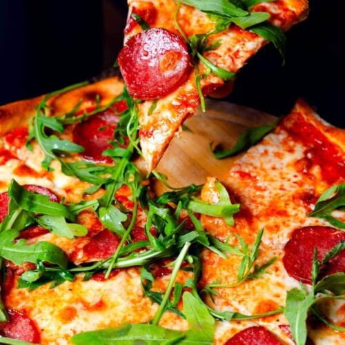 Pizza au pepperoni fraîche