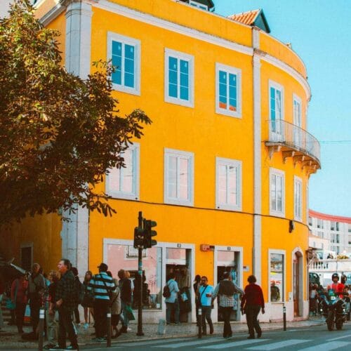 Bâtiment jaune vibrant dans une ville