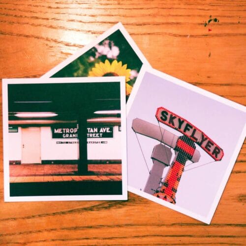 Collection de polaroïds sur une table en bois