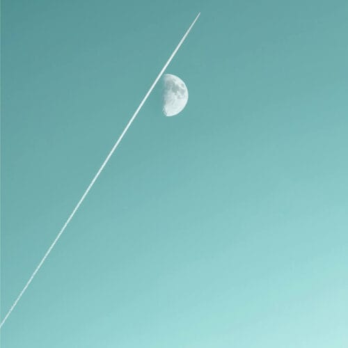Traînée d'Avion au Clair de Lune
