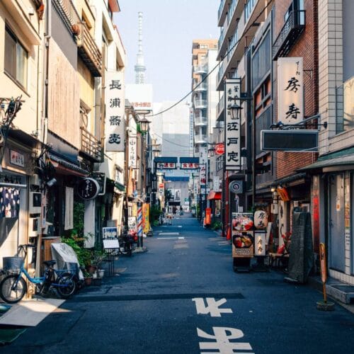 Rue tranquille au Japon