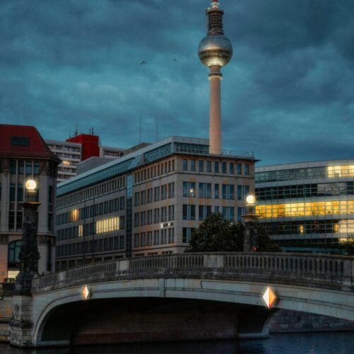 Tour de télévision de Berlin la nuit