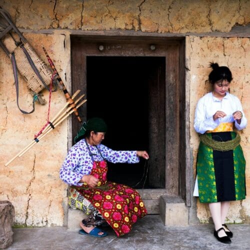 Femme artisan et scène traditionnelle