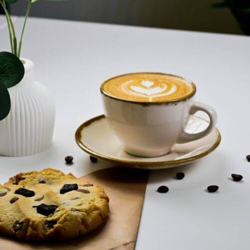 Tasse de café latte et cookie