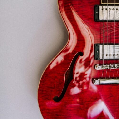 Guitare rouge électrique