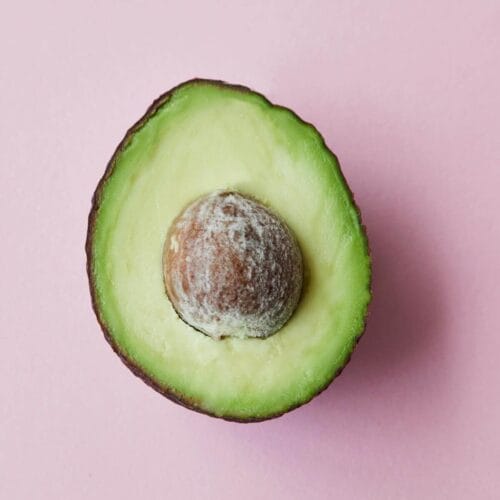 Avocat sur fond rose