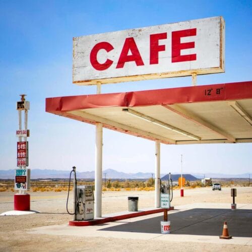 Vieille Station-Service avec Café