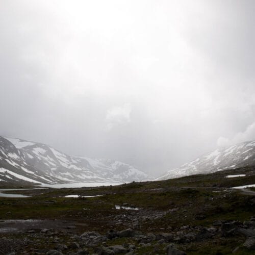Paysage de montagne embrumé