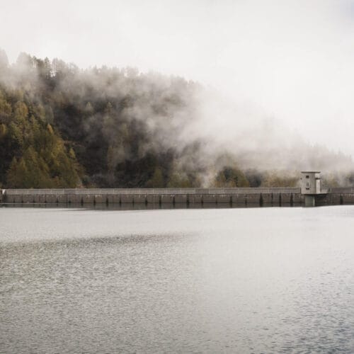 Barrage dans la brume