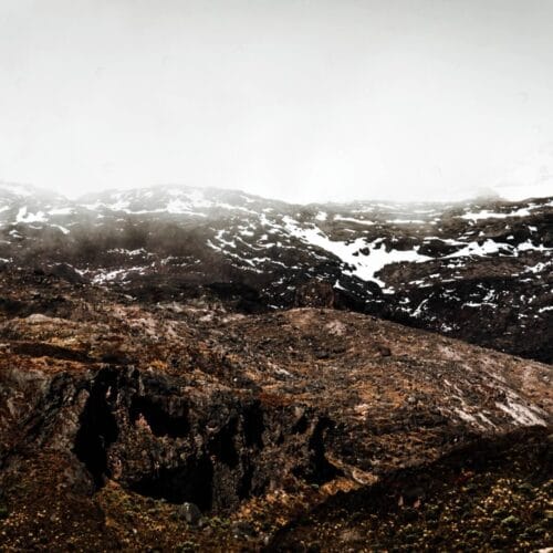 Montagne enneigée et brumeuse