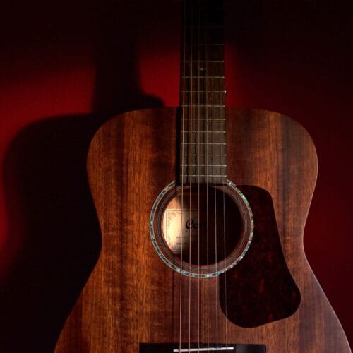 Guitare acoustique en gros plan