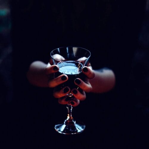 Verre de vin dans l'obscurité