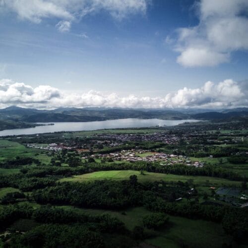 Vue aérienne d'un village près d'un lac