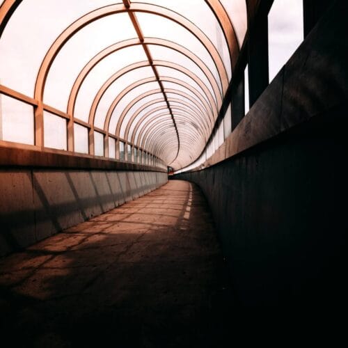 Perspective architecturale dans un tunnel courbé