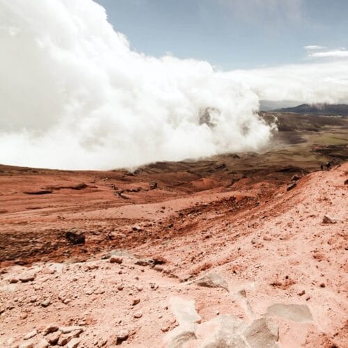Paysage désertique sous les nuages