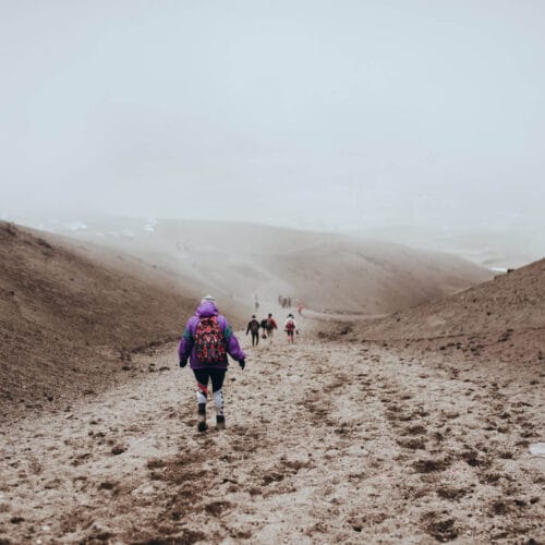 Randonneurs dans un paysage aride