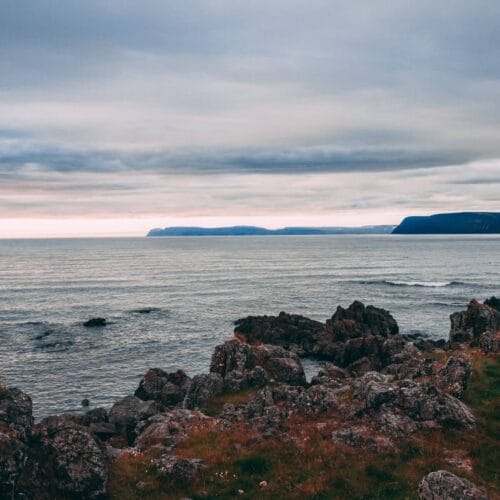 Côte rocheuse sous un ciel gris