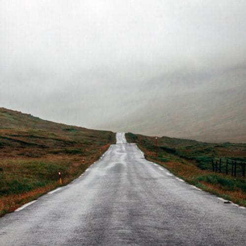 Route solitaire sous la brume
