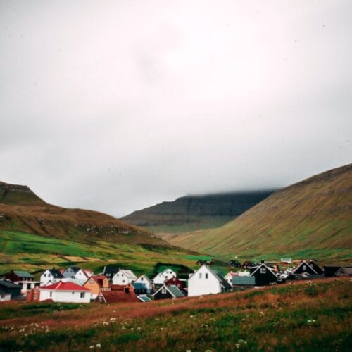Village coloré au cœur des collines