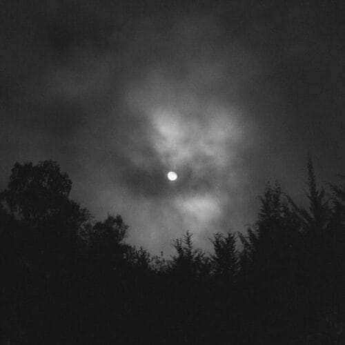 Lune mystérieuse dans le ciel nocturne