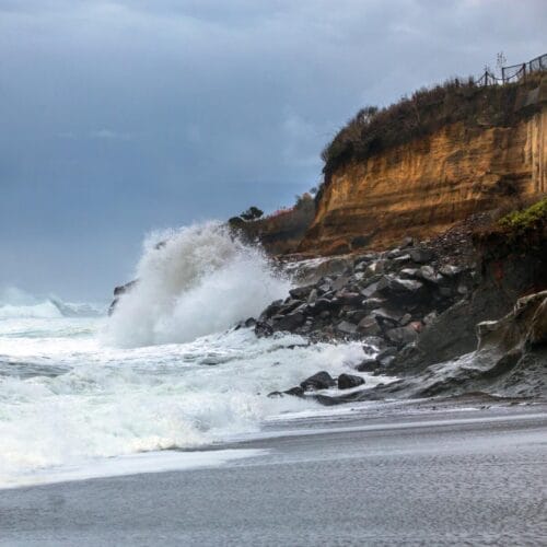 Vagues puissantes contre une falaise rocheuse