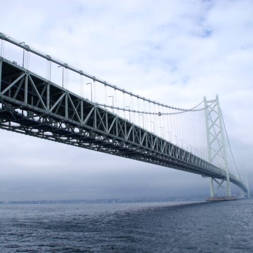 Pont majestueux au-dessus de l'eau