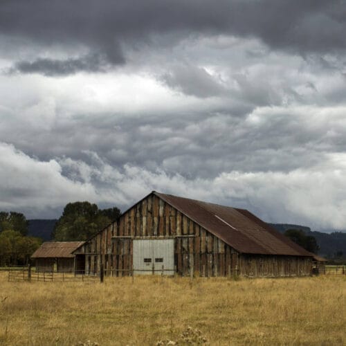 Grange rustique sous un ciel orageux