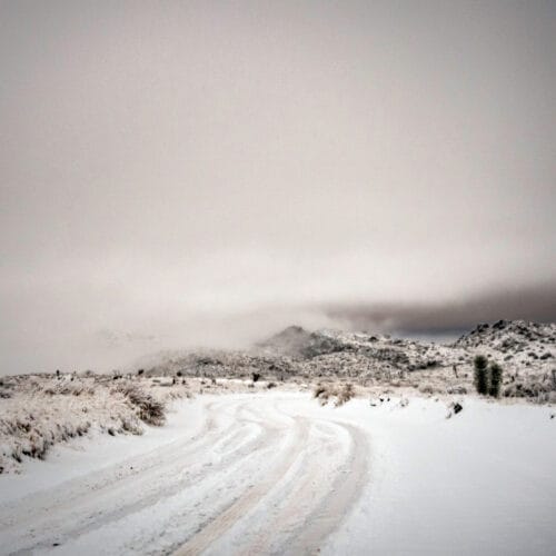 Route enneigée sous un ciel hivernal