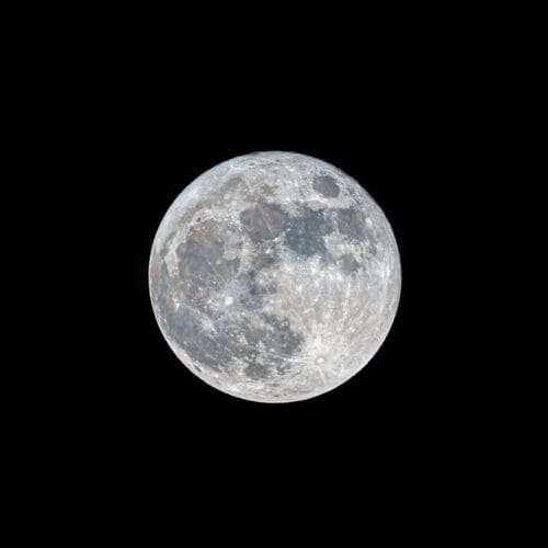 Pleine lune brillante dans la nuit