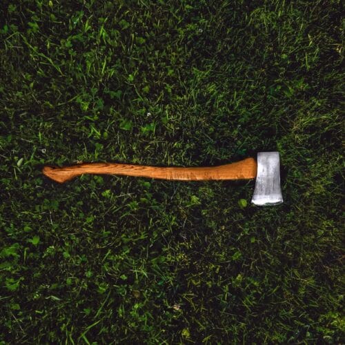 Hache sur l'herbe verte