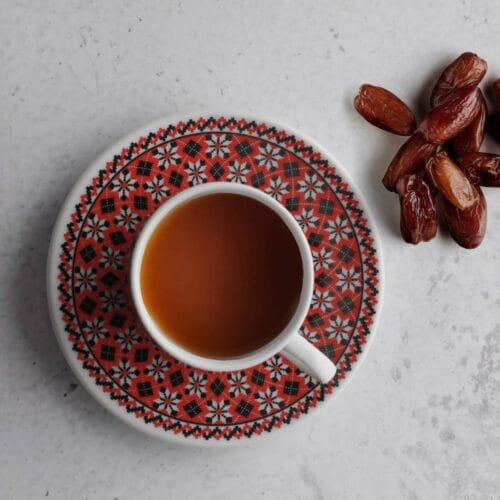 Tasse de thé avec dattes