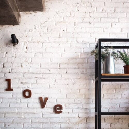 Mur de Briques Blanches avec Mot 'Love'