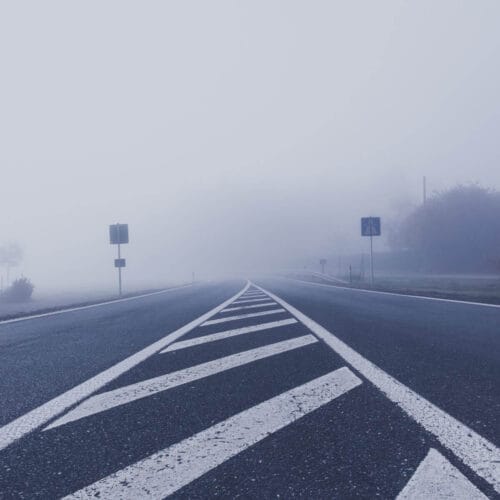 Route Solitaire dans le Brouillard