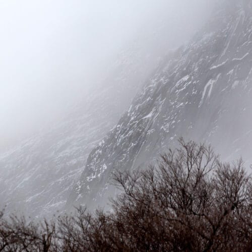 Montagne Enneigée sous la Brume