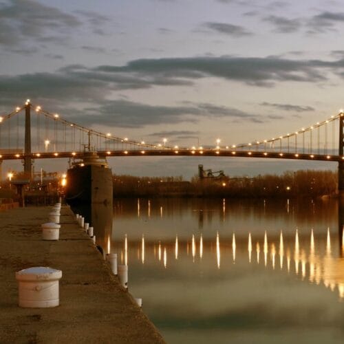 Pont illuminé au crépuscule