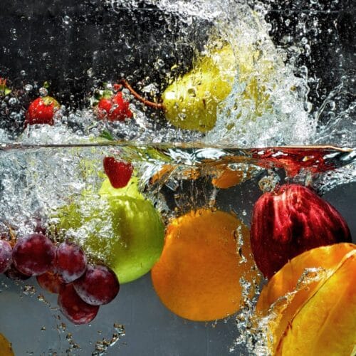 Fruits plongeant dans l'eau