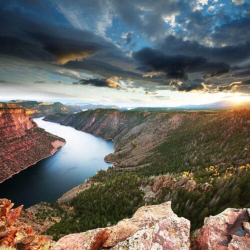 Vue impressionnante d'un canyon au crépuscule