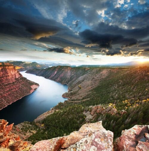 Vue impressionnante d'un canyon au crépuscule
