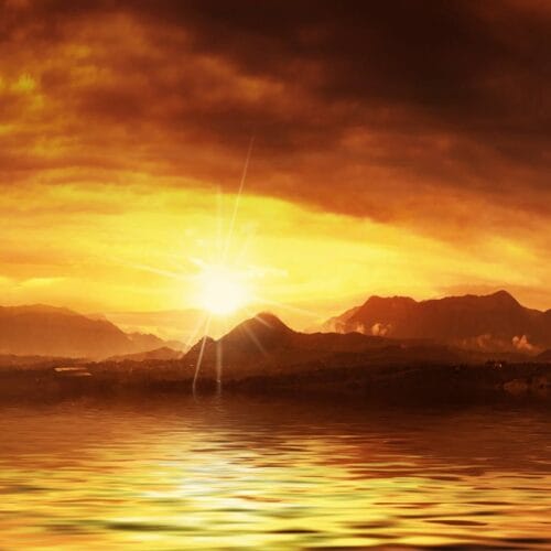 Coucher de soleil dramatique sur l'eau