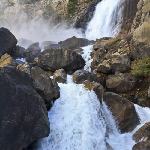 Eau déferlant sur des rochers