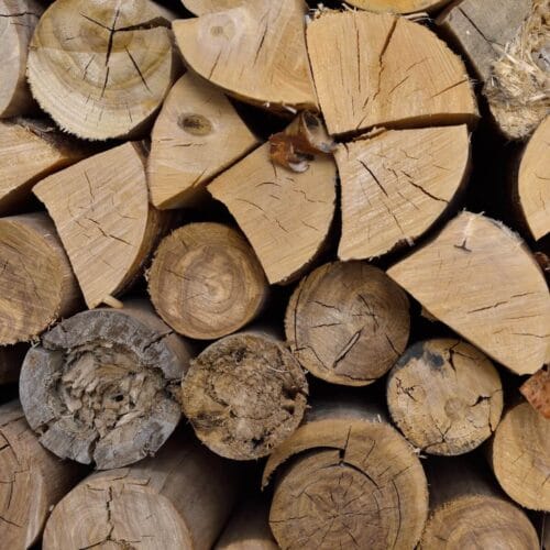 Bûches de Bois Empilées